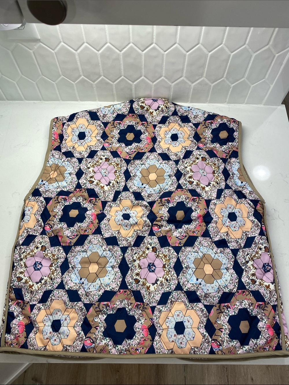 Quilted Geometric Floral All Over Pattern Print Vest Jacket with Pockets EUC ✨ - Picture 6 of 6